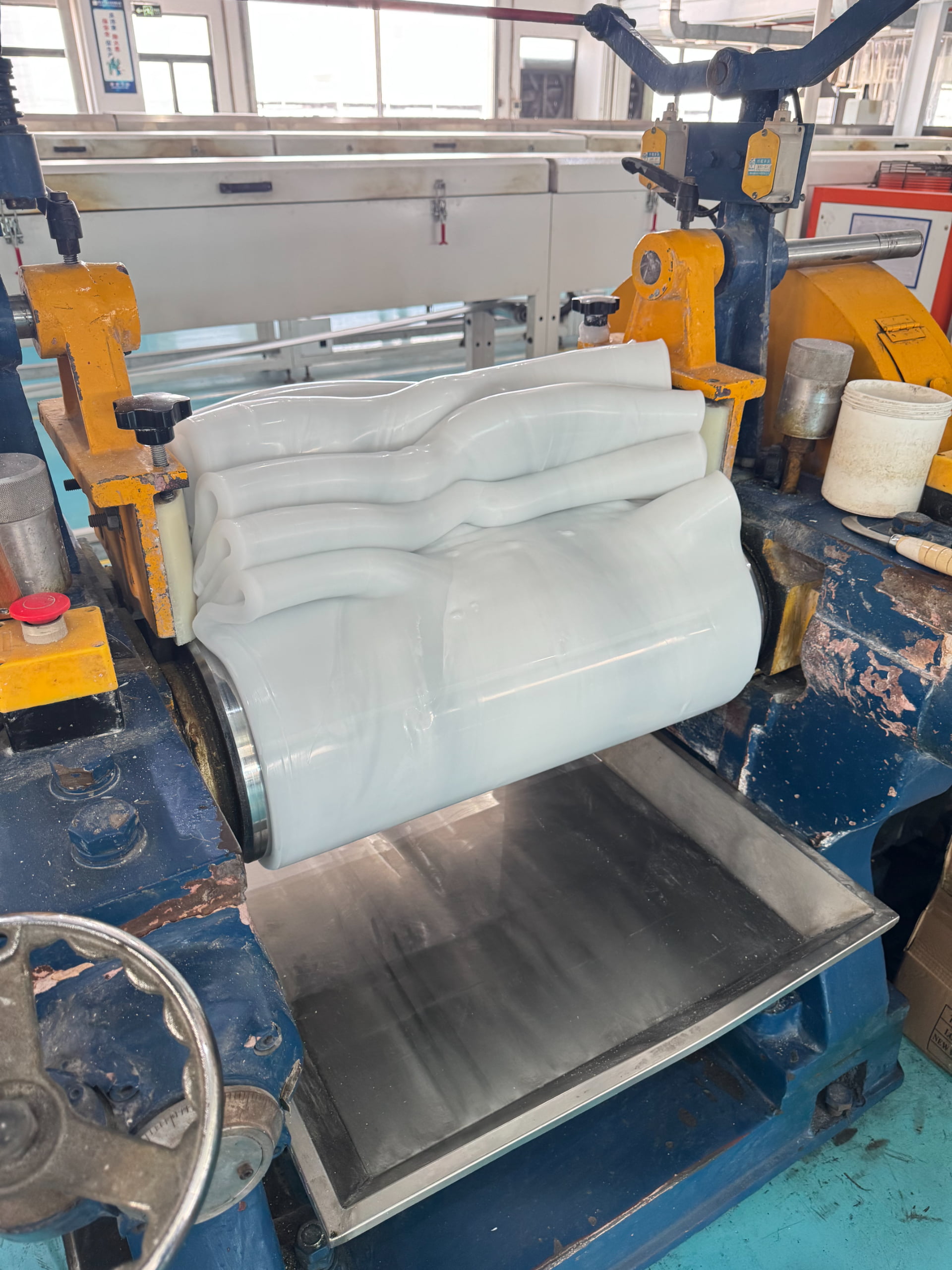 Raw silicone material